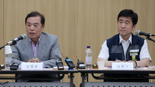 김병준 자유한국당 비상대책위원장(왼쪽)이 9일 오전 경북 경주 화백컨벤션센터에서 열린 '탈원전 정책 재고를 위한 국민경청회'에 참석해 인사말을 하고 있다. 연합뉴스
